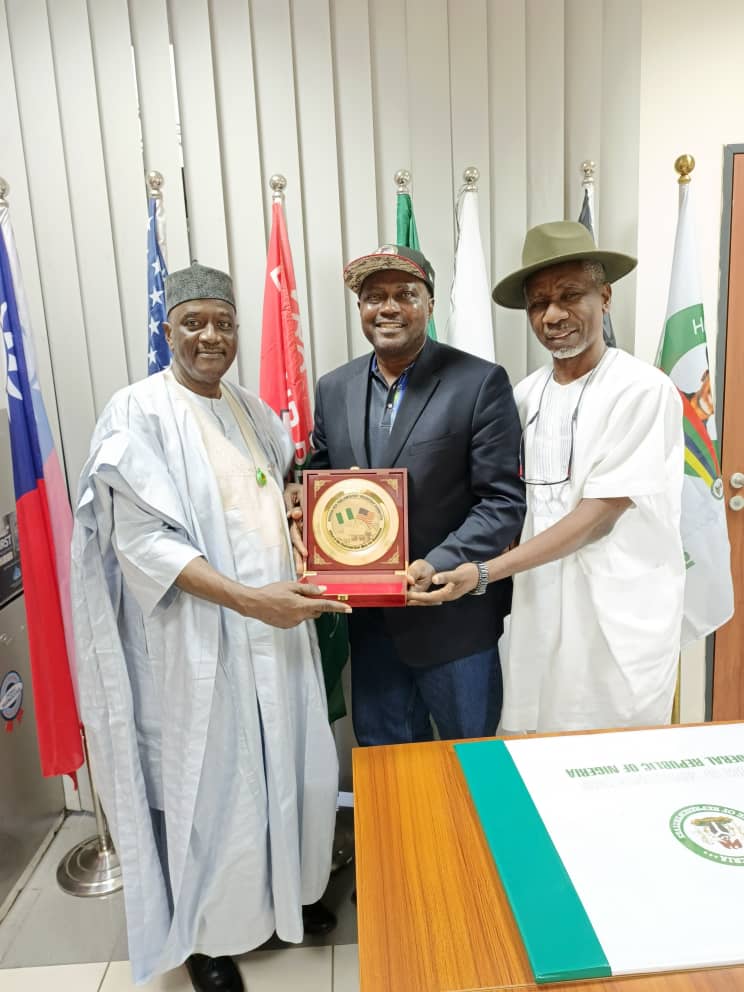 Receiving a plaque at the National Assembly - Image 5